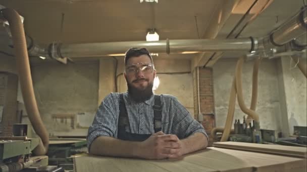Bir marangoz atölyesinde güvenle ayakta — Stok video