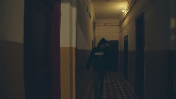 Adolescente s'enfuit de la maison dans la nuit . — Video