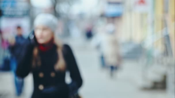 Mujer hablando en Smartphone — Vídeos de Stock