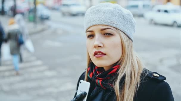 Mujer hablando en Smartphone — Vídeos de Stock