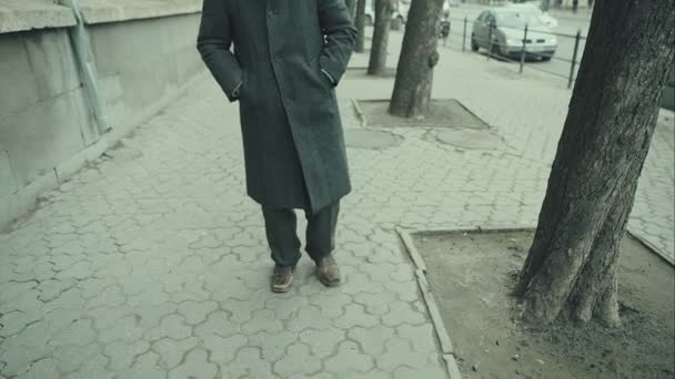 Ένας ηλικιωμένος είναι το περπάτημα στην πόλη. Ακατέργαστη εγγραφή βίντεο. — Αρχείο Βίντεο
