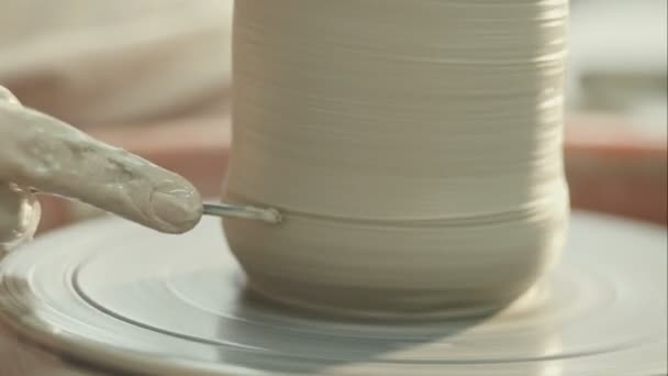 Argile de mise en forme de la poterie sur la roue de poterie. Enregistrement vidéo RAW . — Video