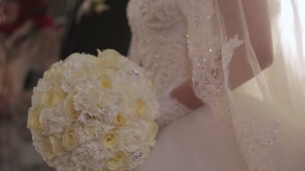 Όμορφο άσπρο γαμήλιο μπουκέτο στα χέρια της νύφης με τη μετάβαση σε ηλιακό φως φως. Αναλαμπή φακού. — Αρχείο Βίντεο