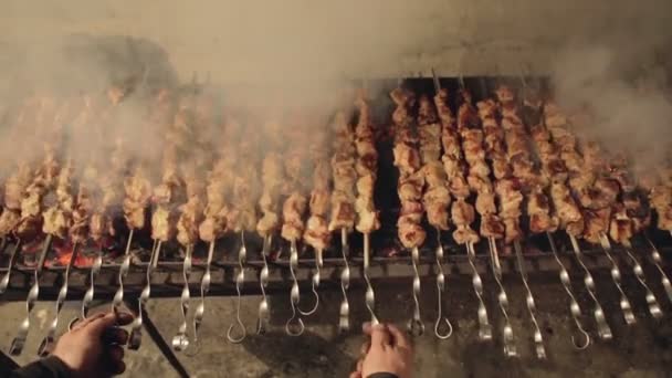 Vele shish kebab stokken voorbereiden op grill. — Stockvideo