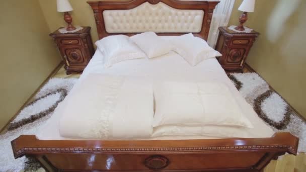 Klasyczne sypialnia szczegół z luksusowym łóżkiem. — Wideo stockowe