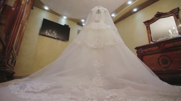 Abito da sposa su un manichino in una stanza persone ricche - movimento dolly — Video Stock