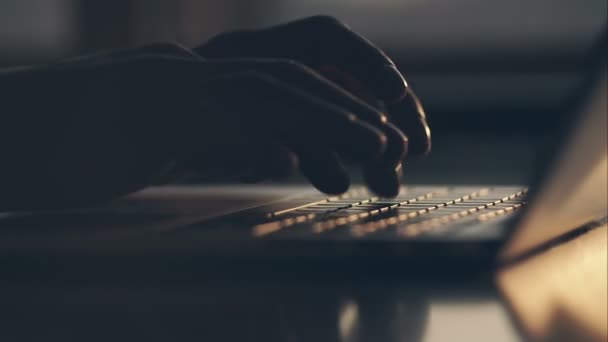 Hands of an executive working on his laptop at the office. RAW video record. — Stock Video