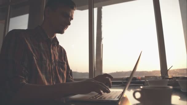 Επιχειρηματίας που εργάζεται στο ηλιοβασίλεμα στο γραφείο. Ακατέργαστη εγγραφή βίντεο. — Αρχείο Βίντεο