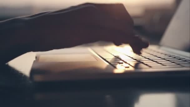 Vrouwelijke handen op laptop, close-up. Ruwe videorecord. — Stockvideo