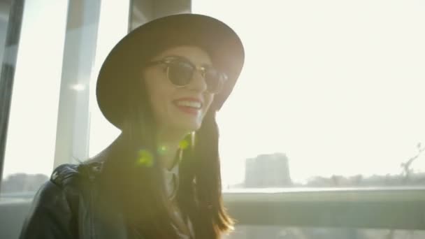 Bela morena alegre mostra felicidade e descuido no elevador — Vídeo de Stock