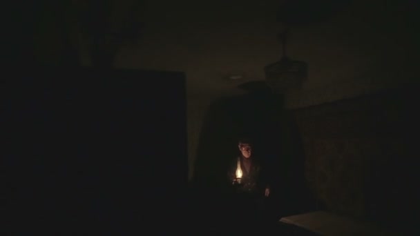 En un cuarto oscuro, una persona hace más luz usando la vieja ... En un cuarto oscuro, una persona hace más luz usando la vieja ...