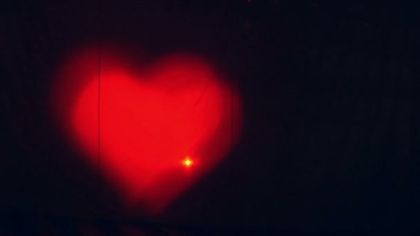 2 つの黒の背景に赤いハートを手します。光と影のアニメーション. — ストック動画