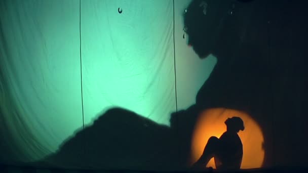 Una donna incinta con un bambino nello stomaco puzza di mamma. Teatro palcoscenico luce e ombra — Video Stock