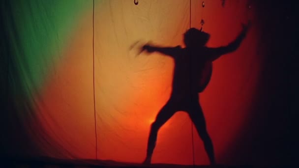 Frau, die ihren Mann umarmt, verzeiht ihm und Verrat. Theater emotionale Inszenierung von Licht und Schatten — Stockvideo