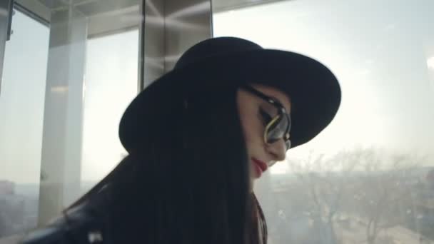 Mujer en sombrero negro con gafas — Vídeos de Stock