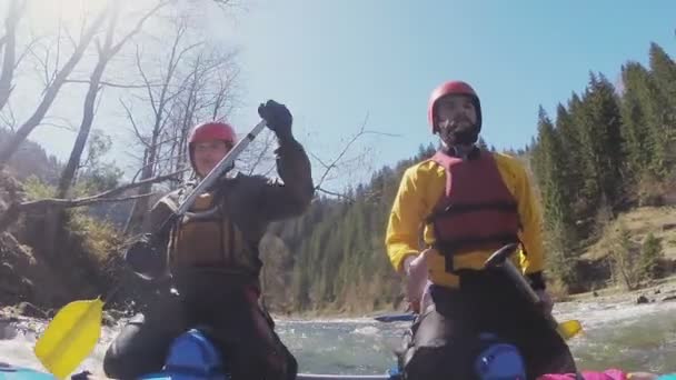 Dois desportistas na competição de rafting — Vídeo de Stock