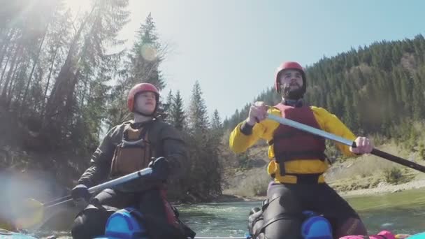 Duas pessoas remando barco inflável está apreciando a natureza — Vídeo de Stock