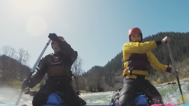 Der Weg der Sportler ins Ziel auf dem rauen Wasser — Stockvideo