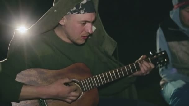 Jeden mężczyzna gra na gitarze w nocy do bratnich dusz — Wideo stockowe