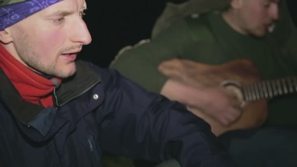 Gros plan sur deux hommes chantant la nuit dans la forêt — Video