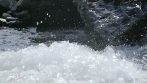 Water spray uit de golven. — Stockvideo