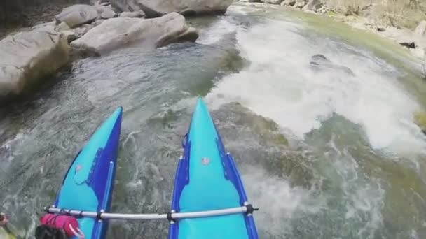 POV Rafting con acqua bianca. Rallentatore . — Video Stock