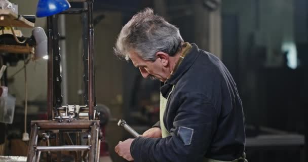 Maestro abuelo mayor hace el trabajo técnico y muestra como un dedo en la parte superior que todo está bien y él es feliz — Vídeo de stock