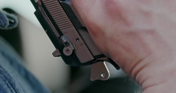 Az öngyilkos merénylő fegyvert fog az állára, és közelről fejbe lövi magát.. — Stock videók