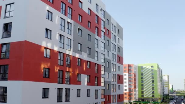 Новый необитаемый жилой комплекс многоэтажных домов для проживания построен по новейшим технологиям яркого дизайна — стоковое видео