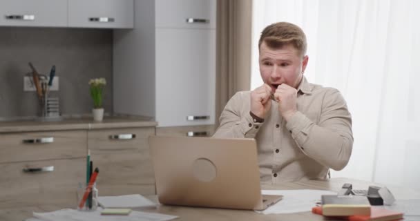 Man freelancer bidden voor succes — Stockvideo