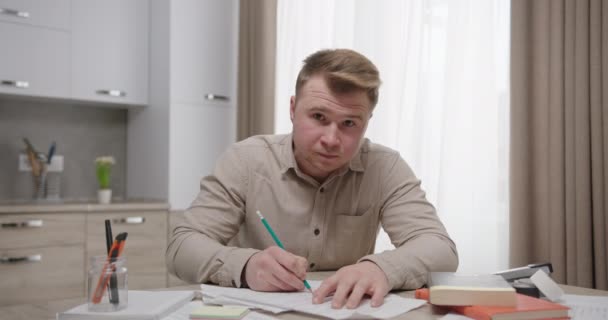 Wütender Student macht sich in Küche Notizen — Stockvideo