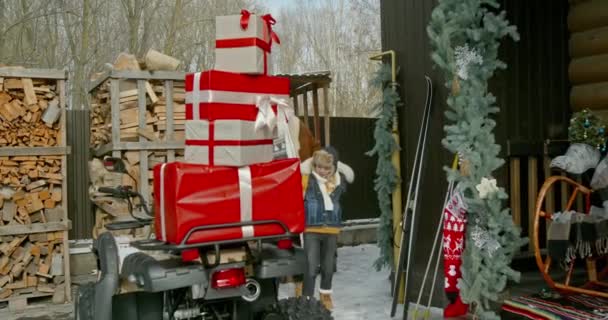 Stary dziadek, taki jak Święty Mikołaj, bierze prezenty ze swoim wnukiem i przynosi je do domu. Święta Bożego Narodzenia i koncepcja prezenty. — Wideo stockowe