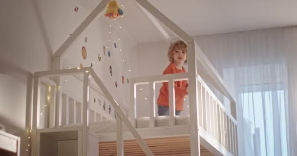 Niño decoración cama con luces de hadas — Vídeos de Stock