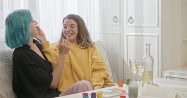 Feliz lésbicas casal jogar com pintura e beijos — Vídeo de Stock