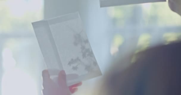 Unrecognizable artisan examining dry flowers in envelopes — Stock Video