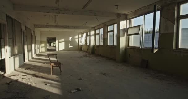 Quarto vazio do edifício abandonado — Vídeo de Stock