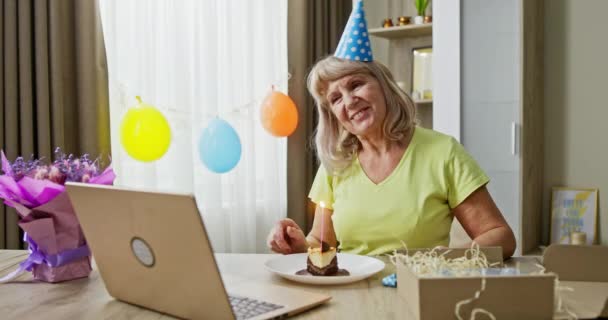 Mujer mayor alegre haciendo videollamada durante la celebración del cumpleaños — Vídeo de stock