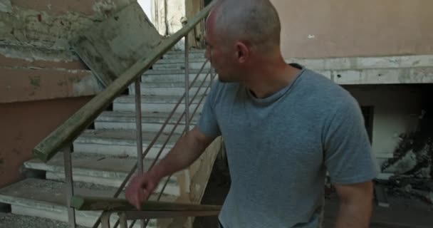 Депресивний лисий чоловік стрибає з спустошеної будівлі — стокове відео