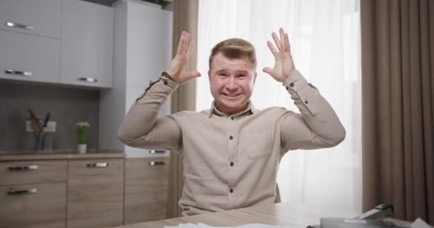 Izgatott férfi ünnepli a sikert a konyhában — Stock videók