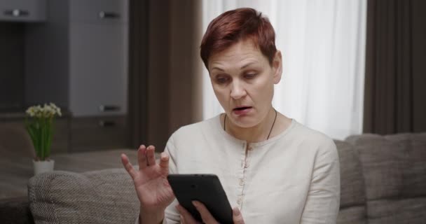 Σοκαρισμένη ώριμη γυναίκα χρησιμοποιώντας smartphone — Αρχείο Βίντεο