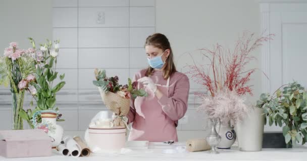 花の店で花束を作るマスクの女性 — ストック動画