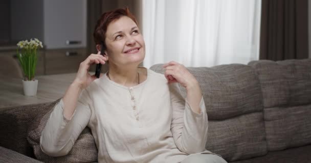 Felice donna matura parlando su smartphone — Video Stock