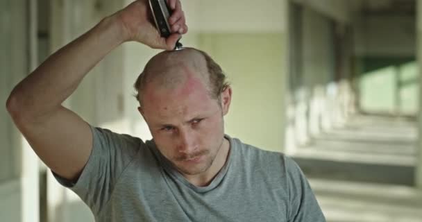 Στρεσαρισμένος άντρας ξυρισμένο κεφάλι στο διάδρομο — Αρχείο Βίντεο