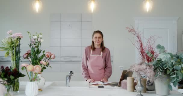 Kvinnlig florist står bakom disken — Stockvideo