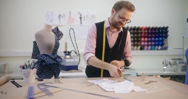 Mode designer skapa nya kläder — Stockvideo