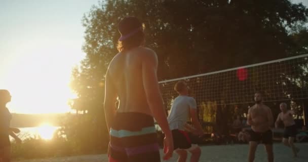 Volleybollspelare som utför försvar under spelet — Stockvideo