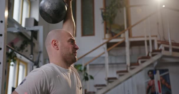 ジムでのカメラのトレーニングを見て精神の強い壊れない男は彼の腕を内側に重いウェイトトレーニングを持ち上げる — ストック動画