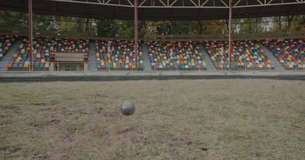 Skott sätta Fall av en vikt av en boll på jorden under träning av tävlingar av mästare på en scen utanför — Stockvideo