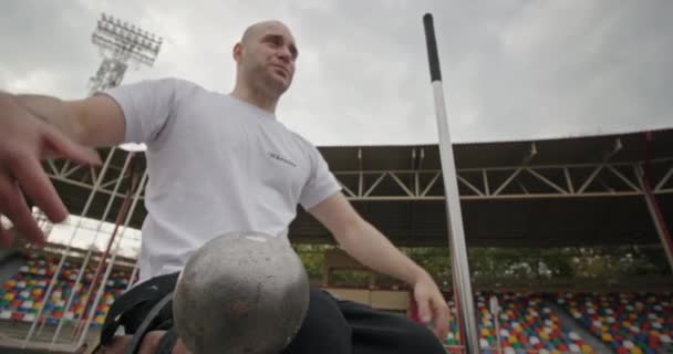 Спортивний спортсмен, який зігрівається на стадіоні — стокове відео