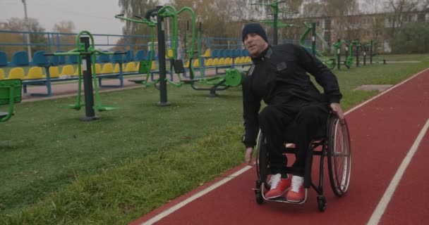 Спортсмен на инвалидной коляске во время тренировки — стоковое видео